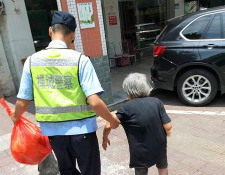 老人探亲迷路，禅城民警安全送达