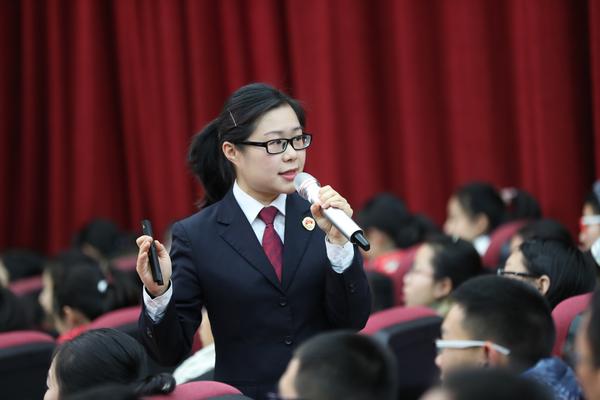 为青少年保驾护航，撑起法治蓝天