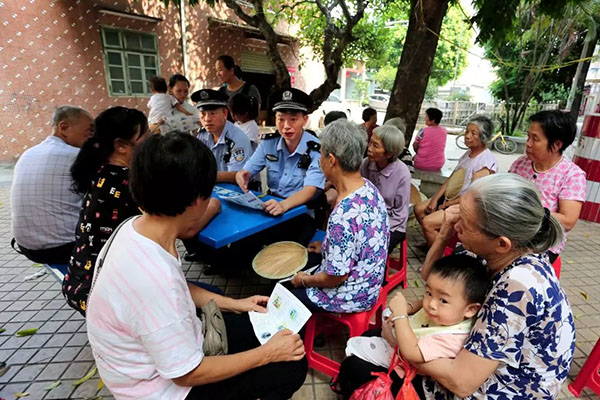 这个地方的百姓看到警察：“快到屋里坐坐聊聊！”