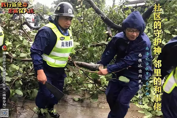 社区的守护神，邻里的和事佬！中队里他收的锦旗最多！