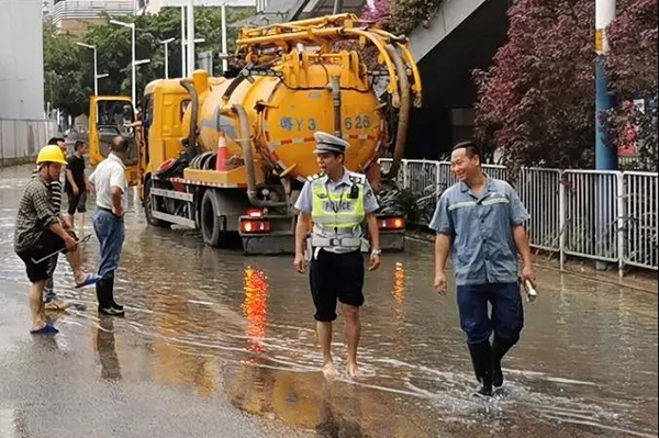 南海大道突遭水浸，这群人冲在最前！