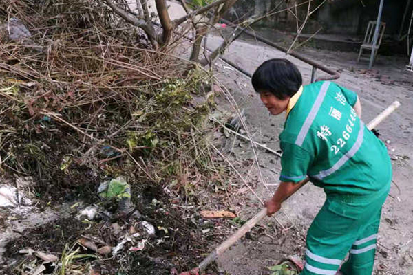 最美环卫工人梁容欢：笑容总挂在她脸上