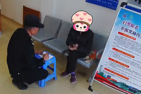 民警暖心助白发老人回家