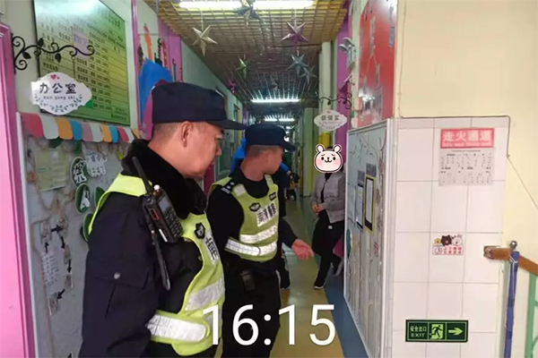 小孩突发高烧浑身抽搐，民警开警车开路