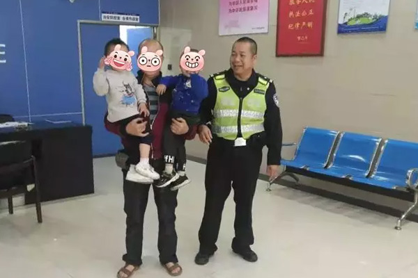 禅城两名幼童结伴在马路上玩，民警帮其寻找家人！