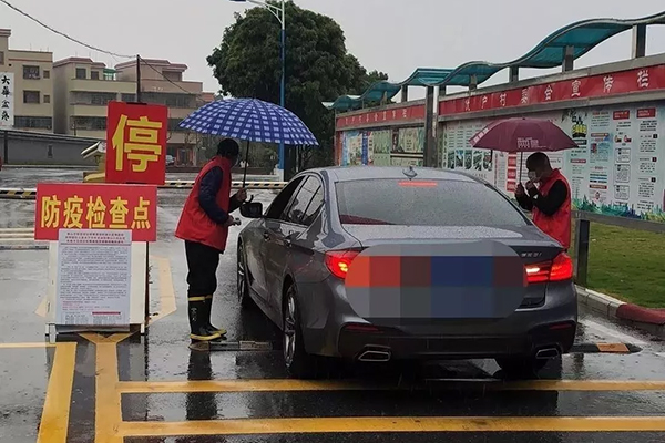 暴雨中，云东海这群人依然坚守在抗疫一线