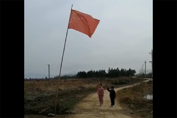 佛山南海小学生滞留家乡，“开学日”到村口向国旗敬礼