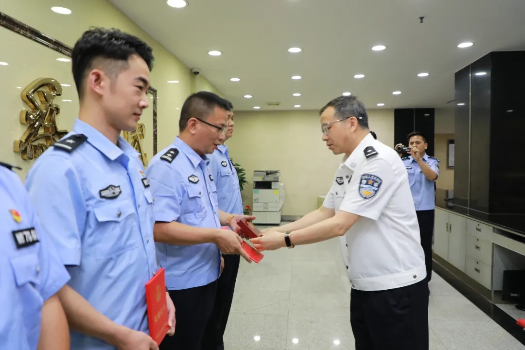 鼓掌！暴雨中营救被困群众的南海警辅获战时表彰！