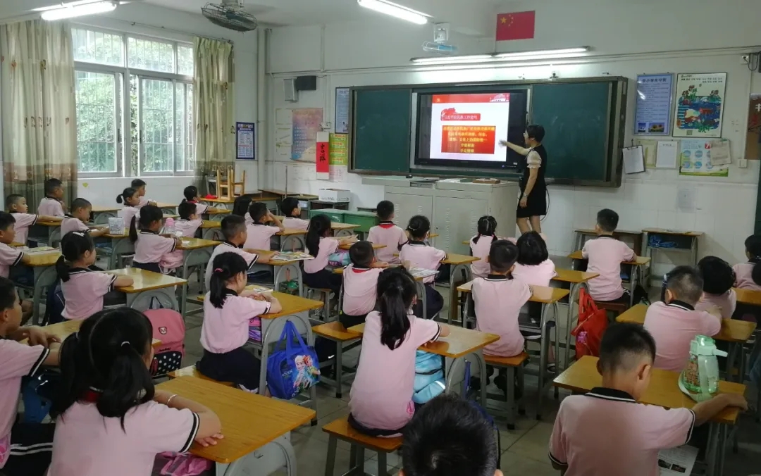 高明区在省民族团结进步创建活动示范学校举办开学第一课