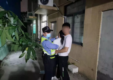 松岗一酒店女员工突然倒地抽搐，民警这个动作救了她