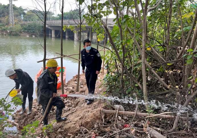 西樵民警车里闻到刺鼻烧焦味，看到这一幕后立即调头