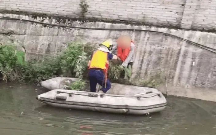 出门经过河涌，市民看到这一幕赶紧报警……