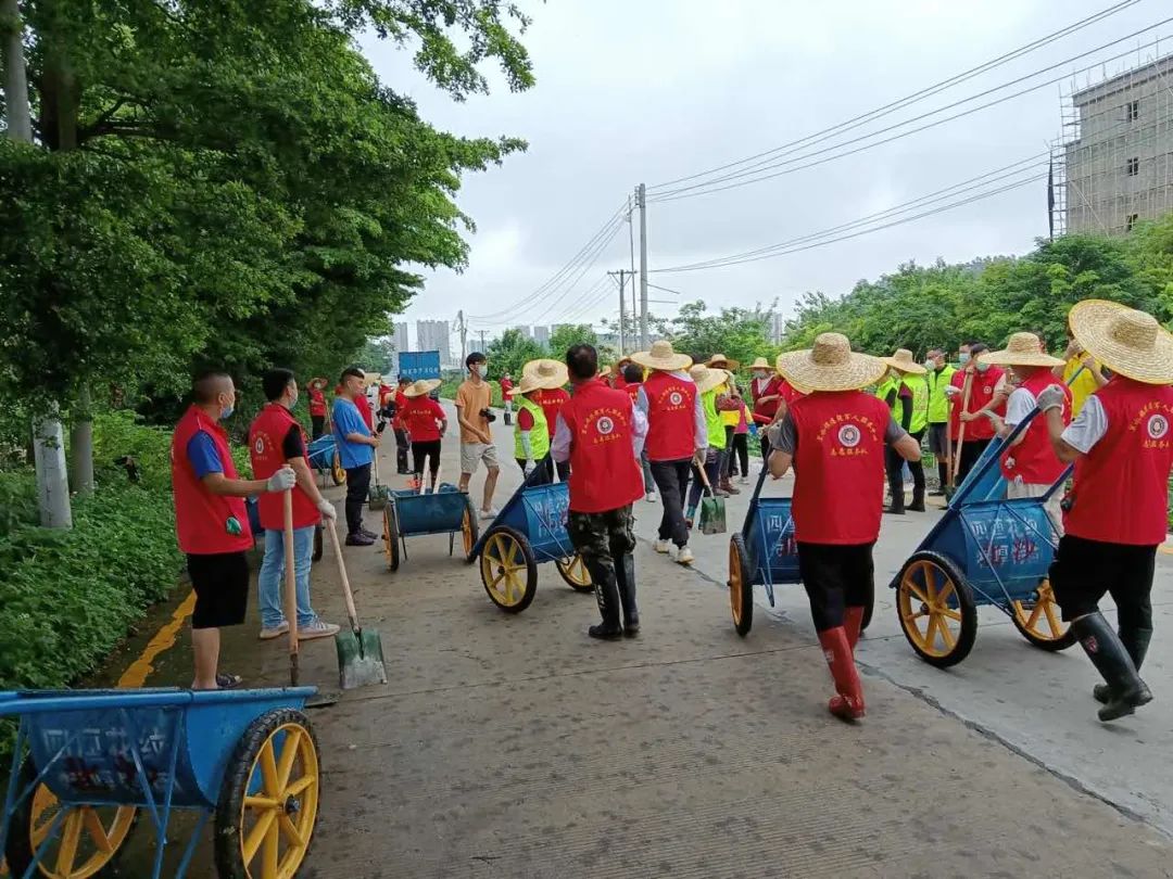 无惧暴雨，守护家园，南海退役军人投身防汛抢险工作