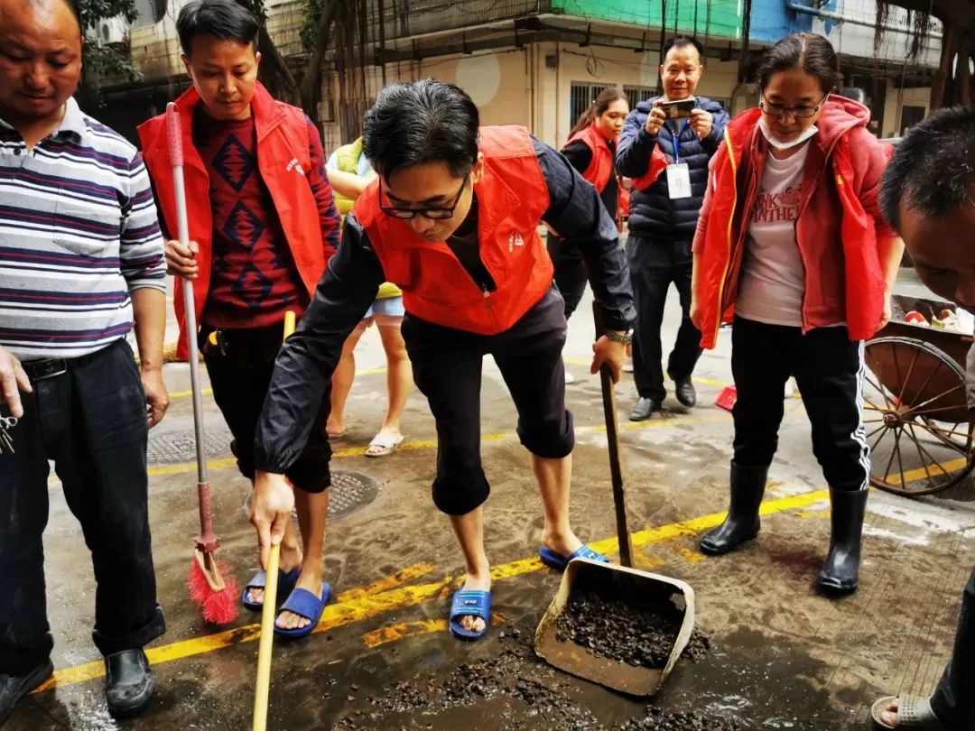 南海老兵志愿担任红色楼长，成为小区治理“主心骨”