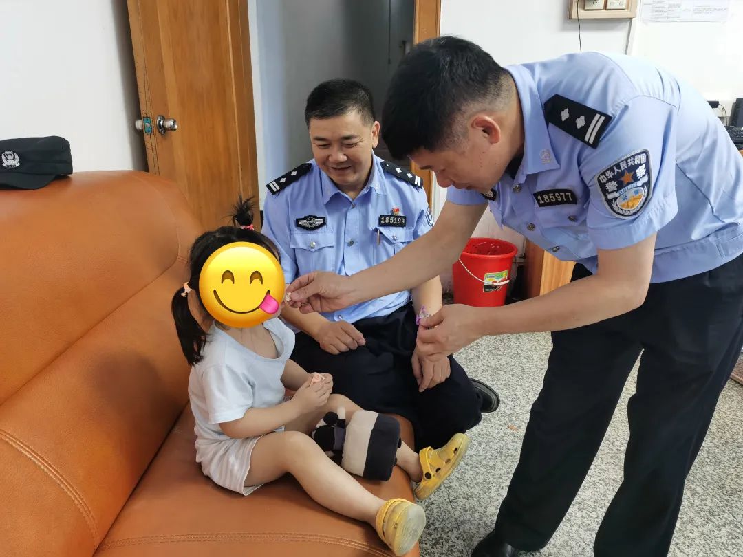 2岁女童趁着父亲睡觉时偷溜出门 幸得民警及时救助