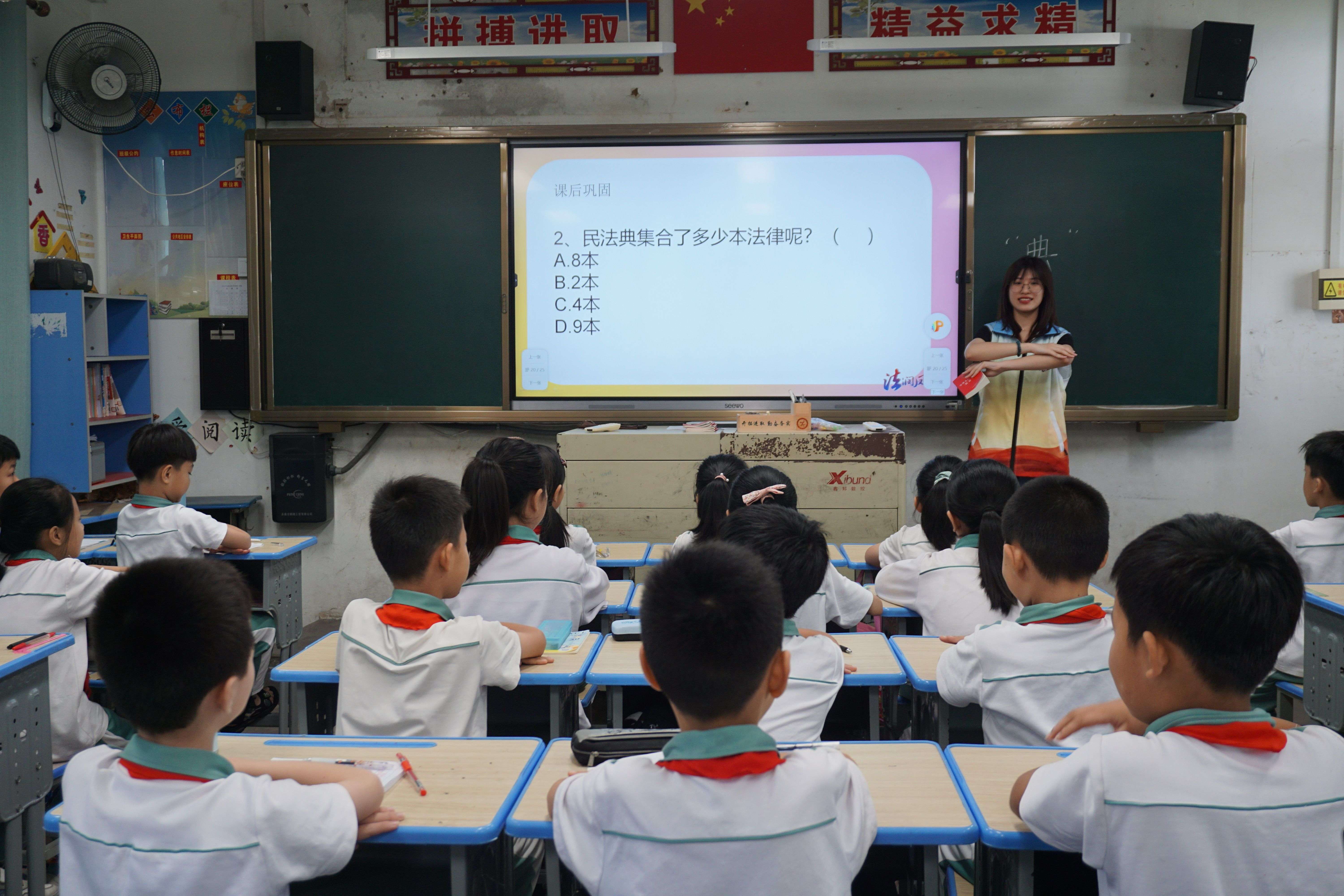  在小学生心里种下法治与普通话的种子 佛科院学子走进小学