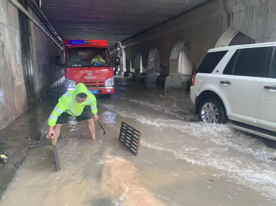 风雨中，请记住这些南庄人的身影……