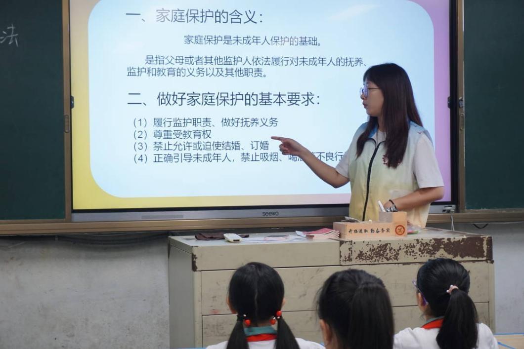 佛科院学子三下乡：未成年保护法和交通安全法的学习