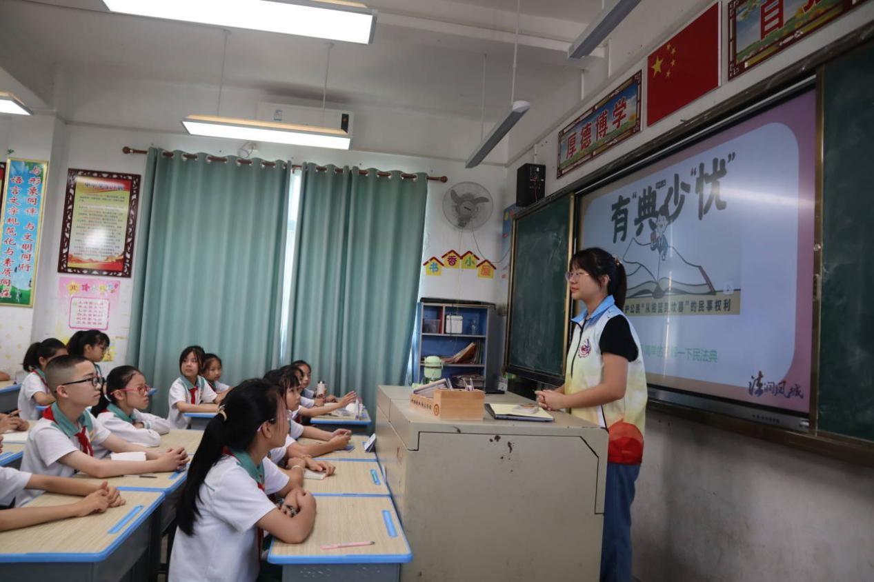 佛科院学子三下乡：学习民法典和体育课锻炼