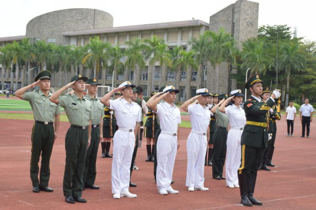 向国旗敬礼！南海返校复学退役士兵重温誓词