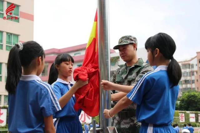 开爱国主义教育讲座、教规范升旗动作!南海老兵将爱国精神