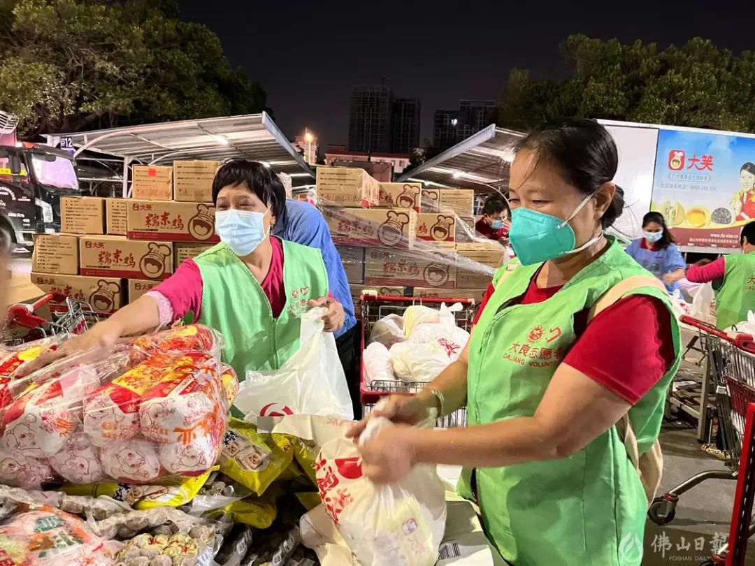 “顺德加油！双皮奶加油！”大良志愿者积极参与防疫工作