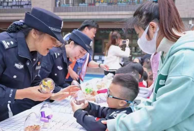 民警走进幼儿园，让禁毒反诈“从娃娃抓起”