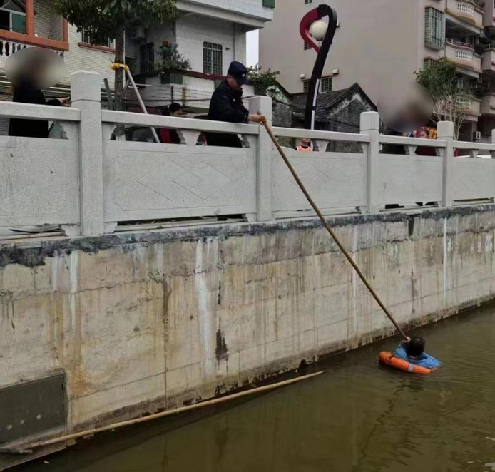 老人休息时意外落水，警民用竹竿合力相救