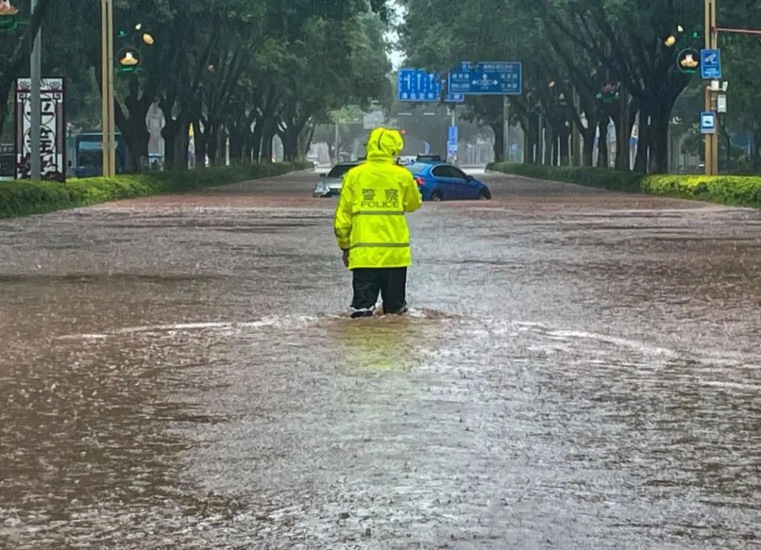 佛山雨量破纪录！雨天这抹“荧光绿”，让人安心！​