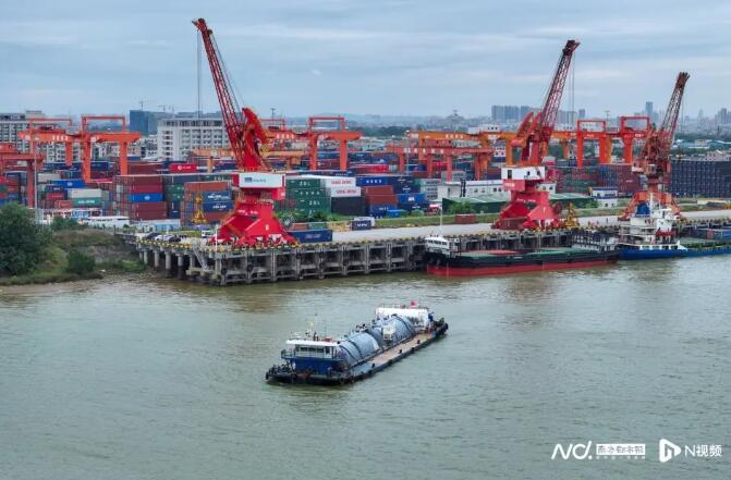 顺德新港开通至香港水泥罐船航线，助力香港基础设施建设