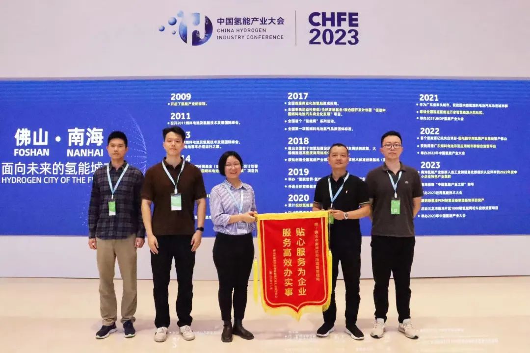 锦旗八至添秋色，用心服务增暖意！