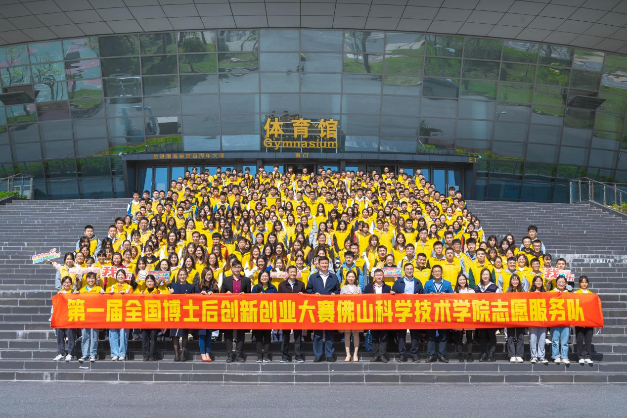 雷锋日/ 传承雷锋精神，争做追“锋”青年