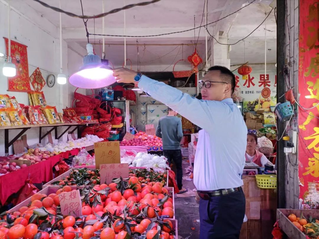 聚焦3·15 | 守护消费者食品安全，区市场监管局严查“生鲜灯”