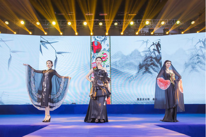 把“新中式”带到世界！顺德香云纱亮相中国国际时装周