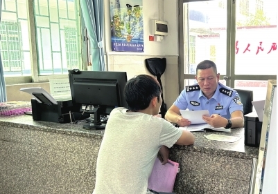 狮山派出所民警何承猛和同事帮一对千里之外来狮山寻亲的父母找回失联多天的儿子