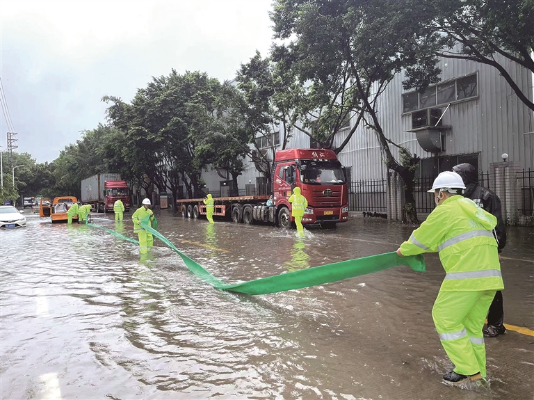 大暴雨中的暖心守护