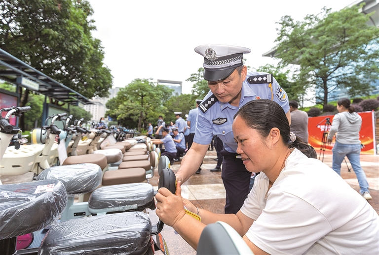 一张反光贴“照”亮市民回家路