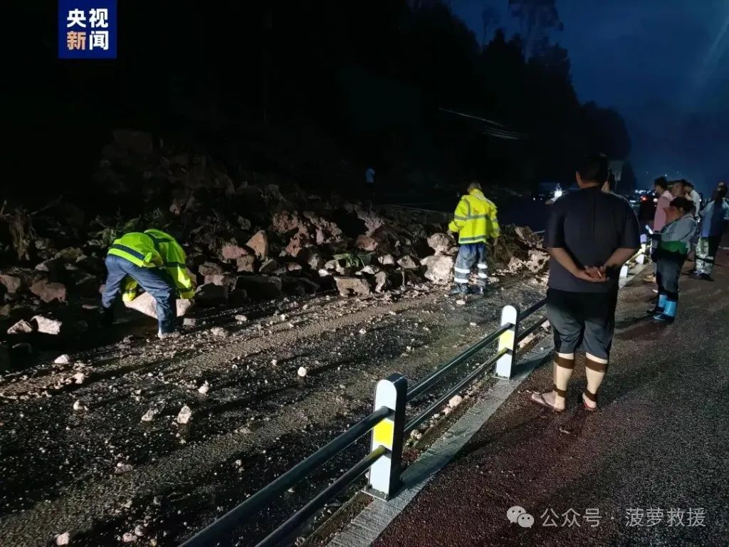 佛山菠萝救援队驰援梅州 徒步进村 转运被困人员