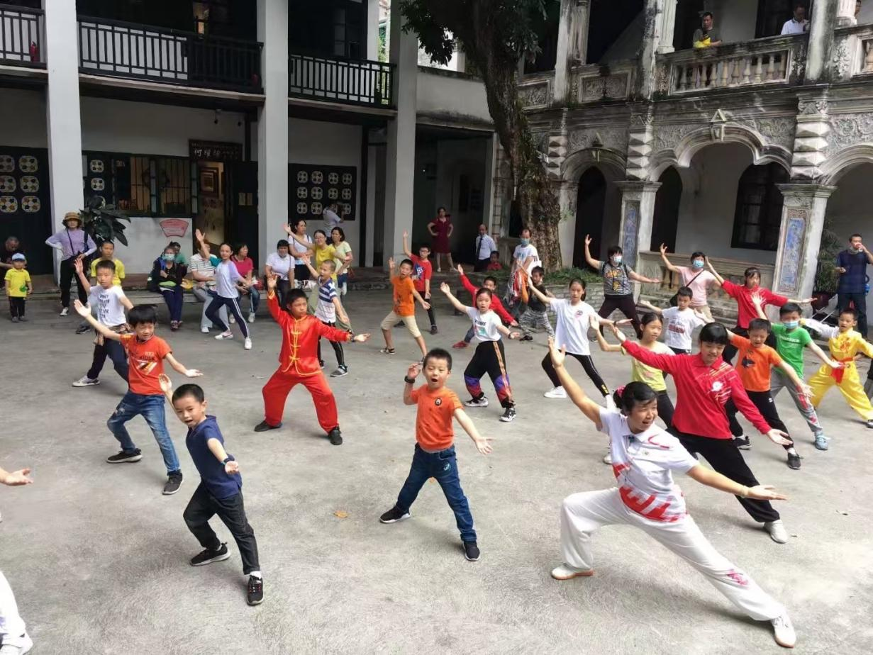 佛山红耆名巾帼  志愿服务“有功夫”  ——佛山市老干部“红耆”志愿服务队曲艺二团分队骆慧贤