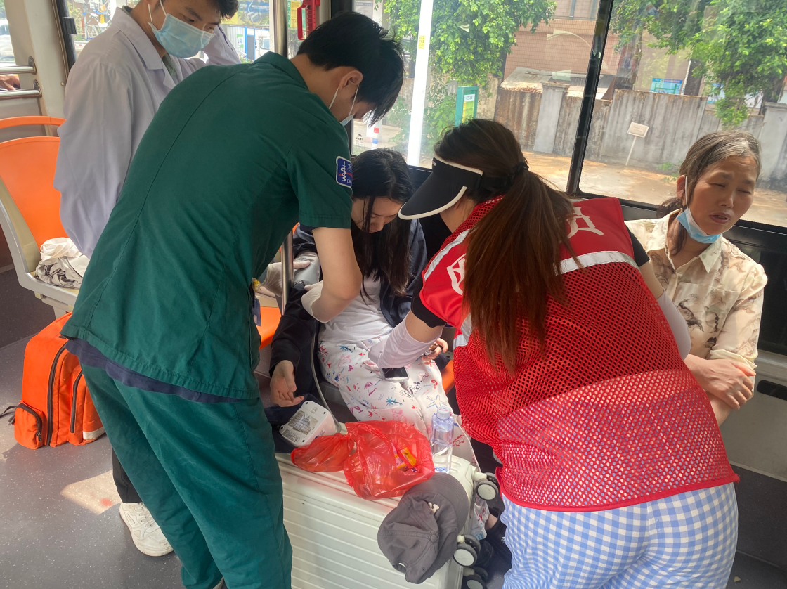 公交车上少女突发晕厥，芦苞网格员迅速逆转险情