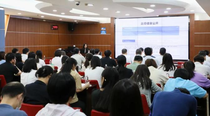 举办学法用法专题讲座，提高政府信息公开工作水平