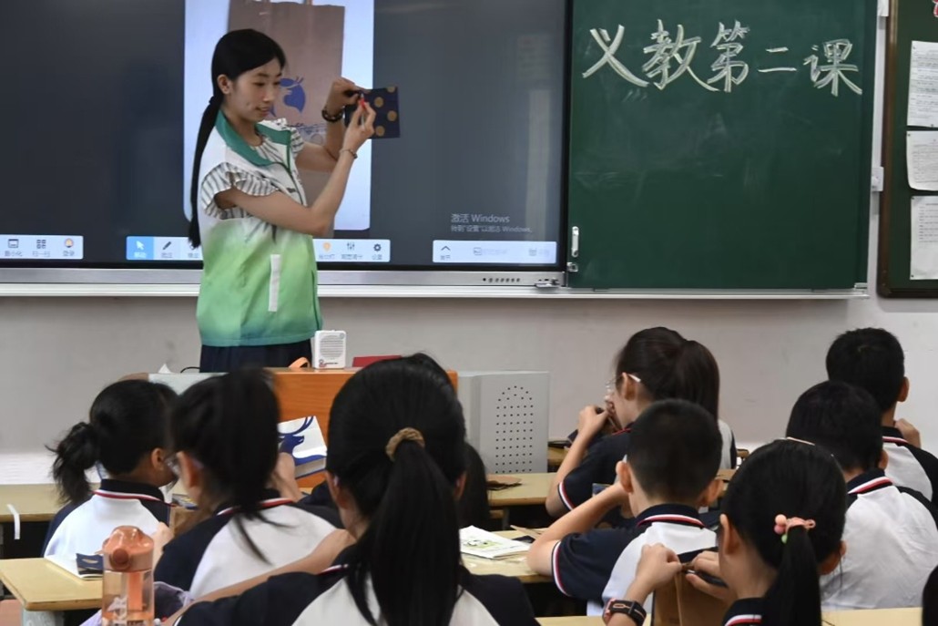 佛山大学法学院“法润凤城”实践队｜义教课堂：指尖巧变废为宝 青春助力“百千万”