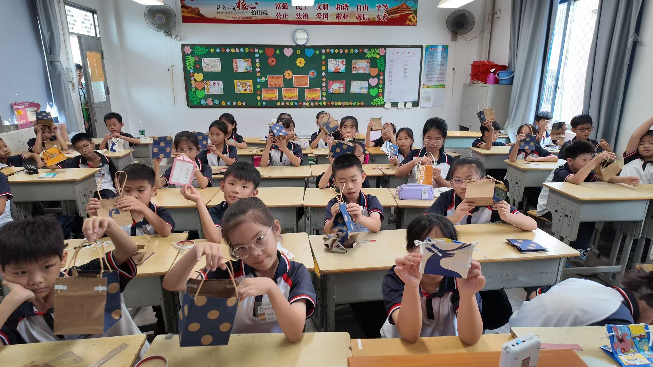 佛山大学法学院“法润凤城”实践队｜从垃圾到宝藏：义教课堂点燃孩子们的环保智慧