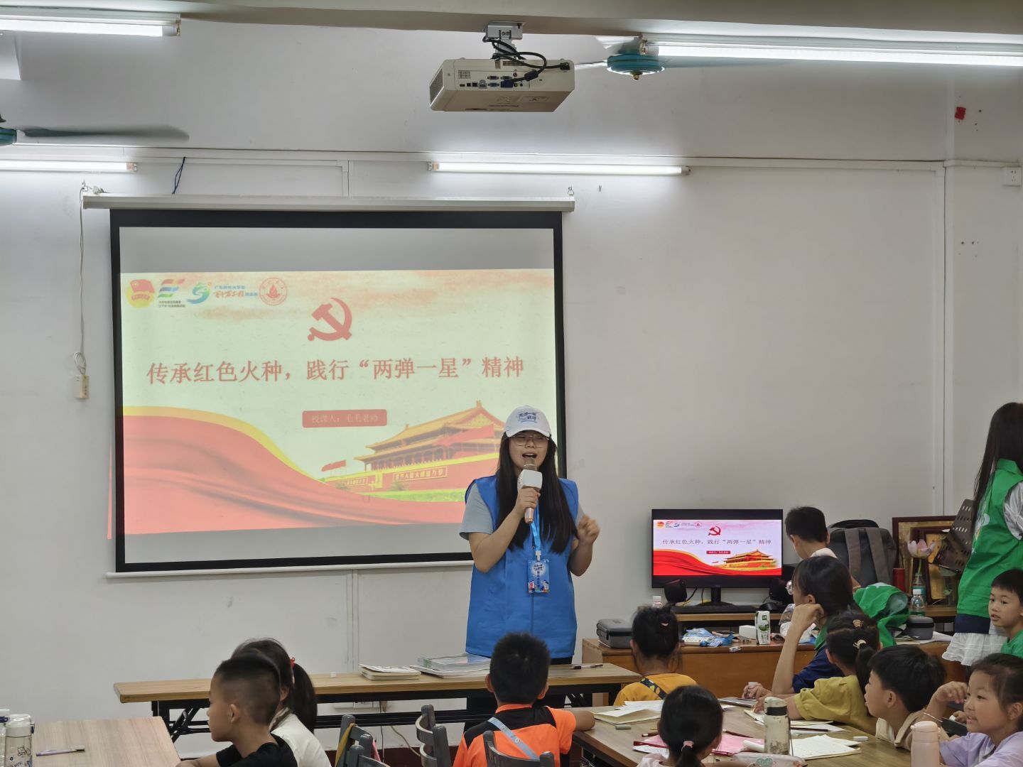佛大“青衿致远”实践队｜星火相传照前路 “两弹一星”润童心