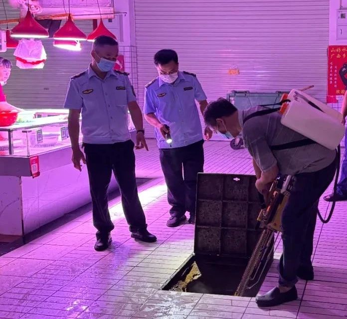 深夜里的“防疫尖兵”：把农贸市场防疫网织得更紧实 | 市场监管在行动