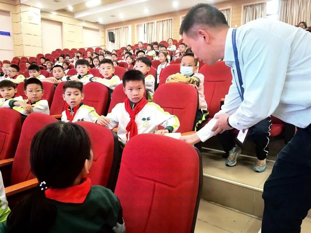 高明区“电梯安全知识讲堂”进校园护成长