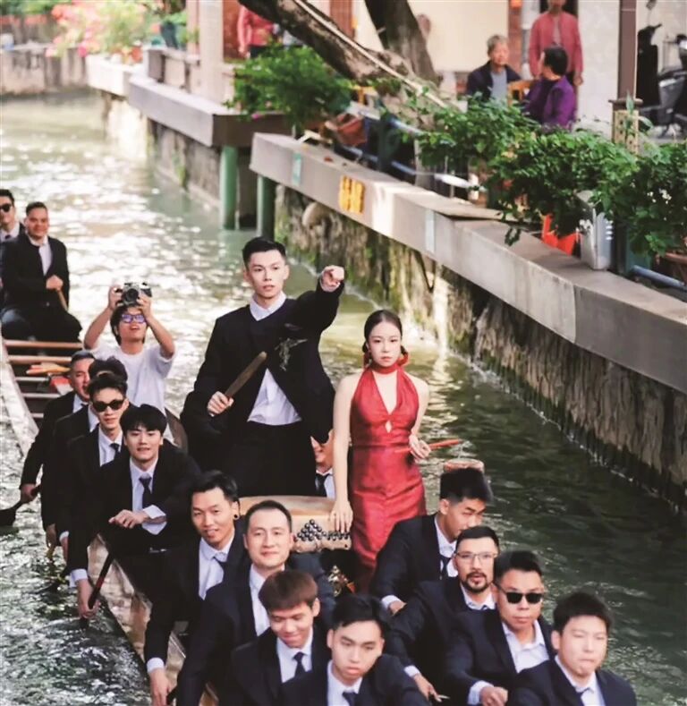 从赛道“划”到婚场，佛山龙船满载烟火与浪漫