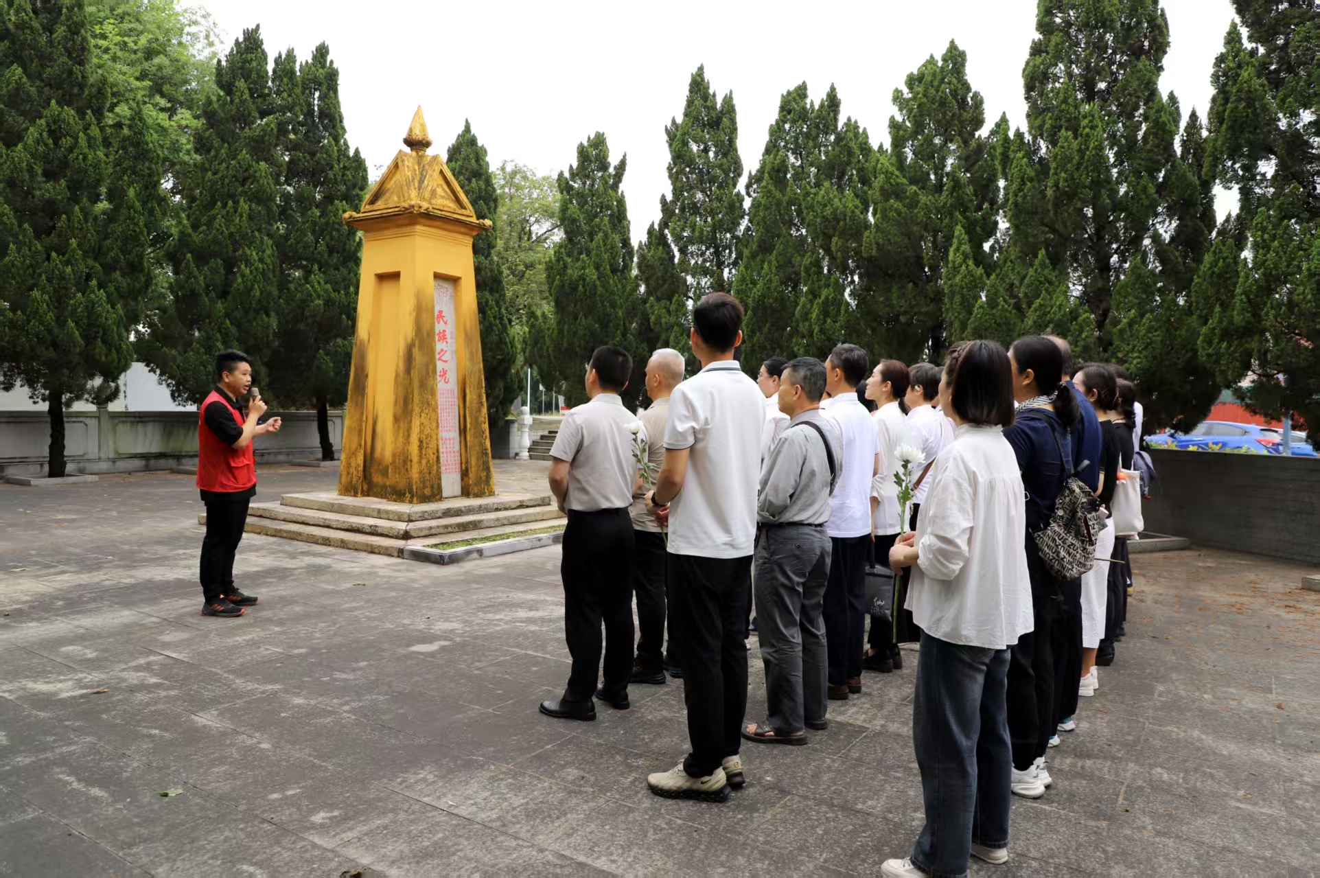 市委老干部局开展&ldquo;传承红色基因  涵养为民初心&rdquo;清明节主题党日活动