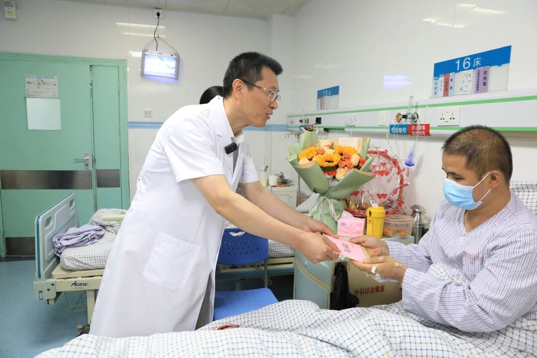 一个充满爱的信封，送到了帮过无数人的&ldquo;中国好工友&rdquo;手中