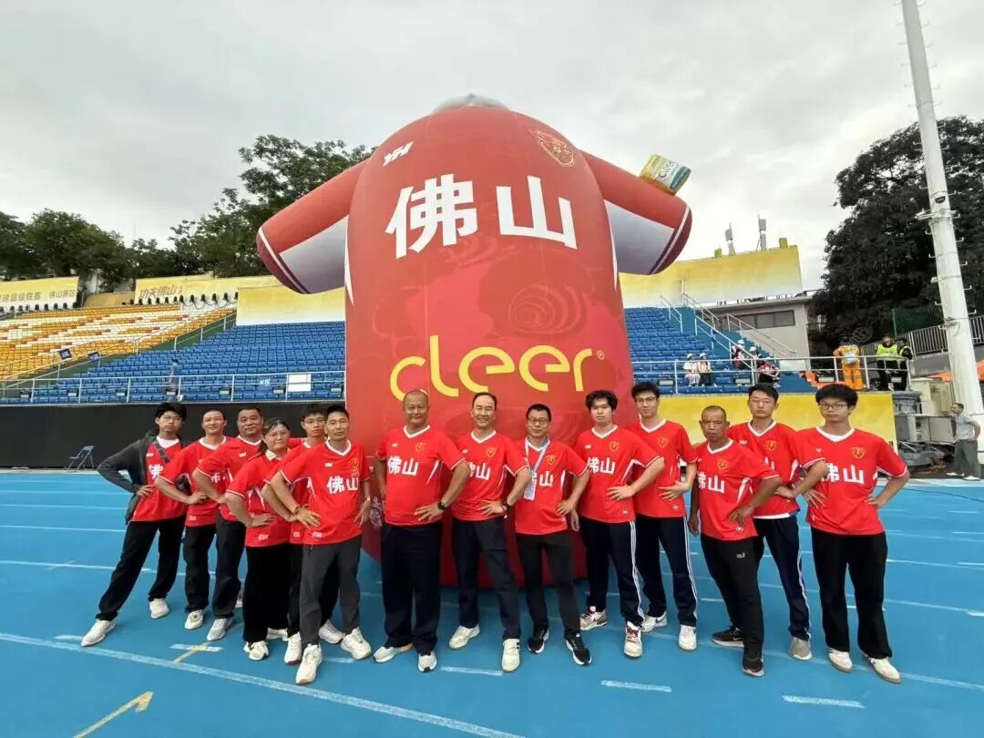 从8岁到80岁！252名志愿者在雨中守护粤超万人赛场